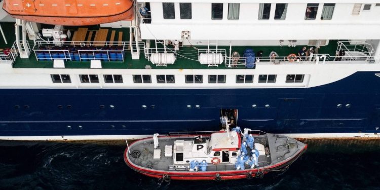 Crucero MV Hondius atracara en Tenerife tras brote de hantavirus pasajeros seran repatriados