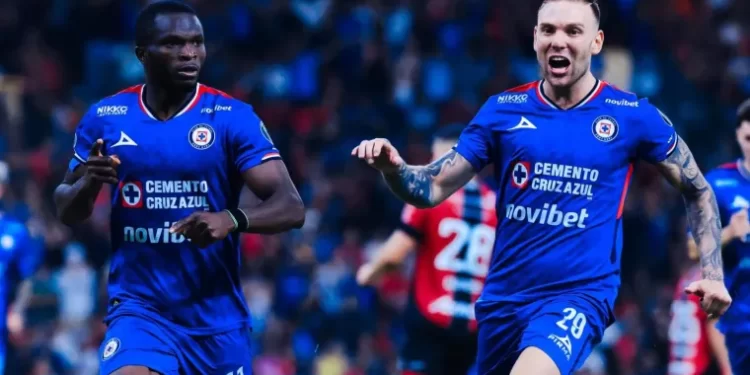 Jugadores de Chivas celebrando gol ante Cruz Azul en semifinal del Clausura 2026