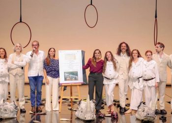 Develan Ana Paty Peralta y Mara Lezama placa conmemorativa de obra TITIZE
