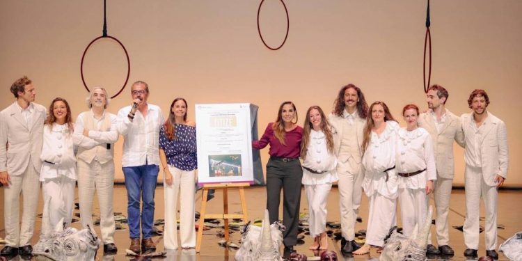 Develan Ana Paty Peralta y Mara Lezama placa conmemorativa de obra TITIZE