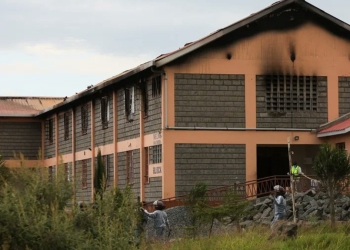 Detienen a ocho estudiantes por incendio en internado de Kenia que dejo 16 niñas muertas
