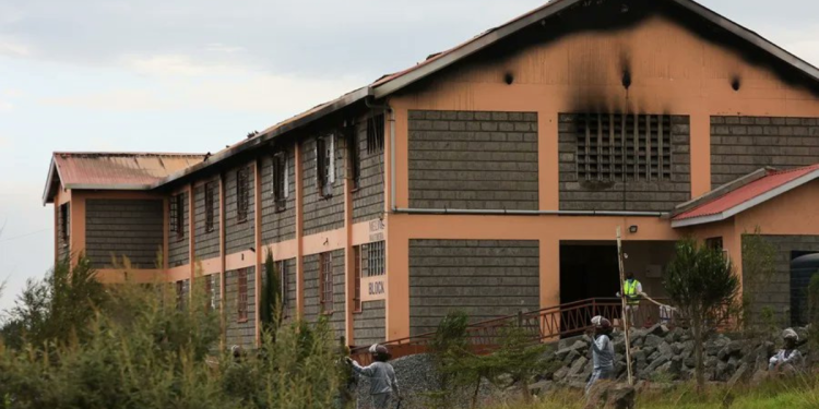 Detienen a ocho estudiantes por incendio en internado de Kenia que dejo 16 niñas muertas