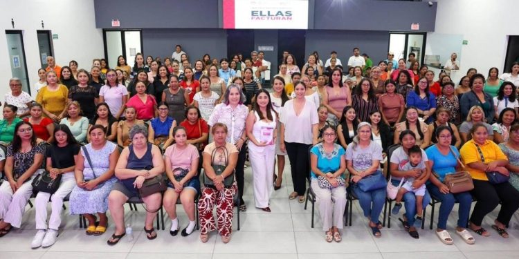 Entregan 150 tarjetas de beneficios a mujeres del programa Ellas Facturan en Cancun