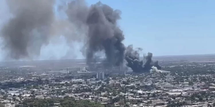 Suman seis muertos tras incendio en plaza Las Palmas en Sinaloa