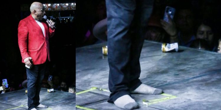 Le roban las botas a Lupillo Rivera en pleno concierto