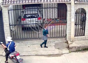 Motociclista intenta secuestrar a una estudiante en Ecuador y todo sale mal