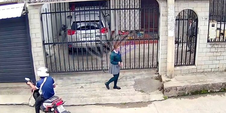 Motociclista intenta secuestrar a una estudiante en Ecuador y todo sale mal