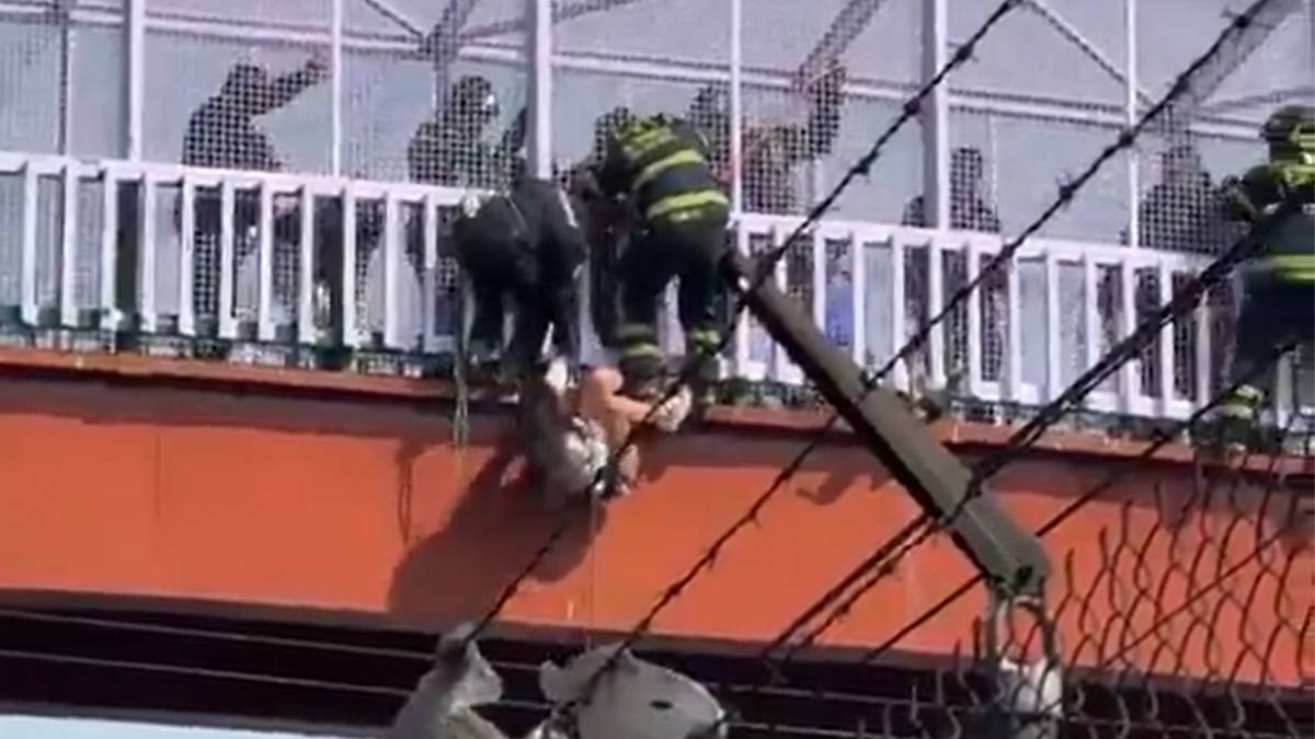 Mujer sobrevivio tras caer a las vias del Metro CDMX y fue trasladada al Hospital Balbuena