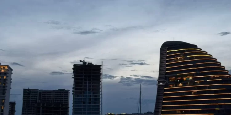 Tragedia en Puerto Cancún: menor muere tras caer de departamento