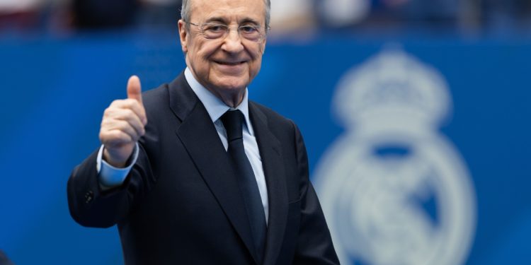 Florentino Pérez durante conferencia del Real Madrid sobre el futuro del entrenador