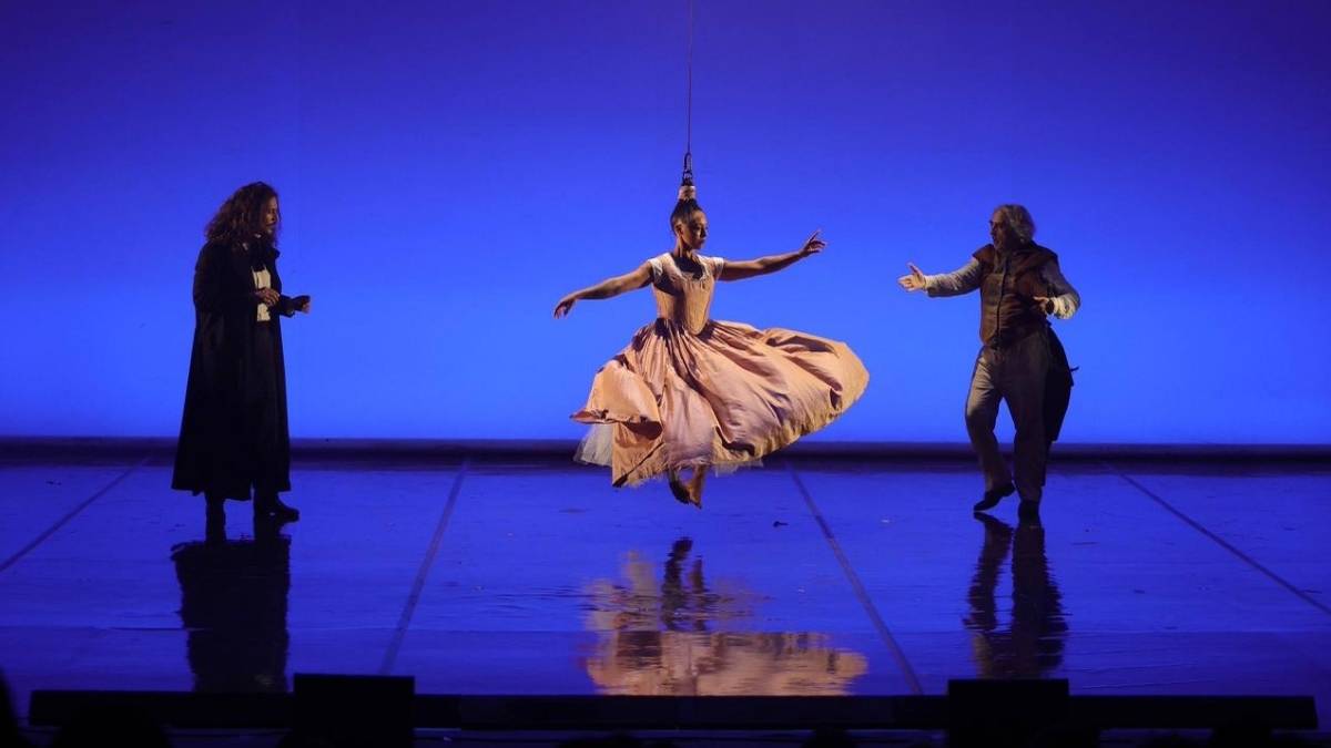 Titize conquista a Cancun con teatro circo y poesia visual
