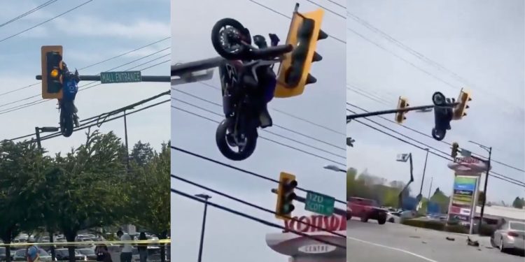 VIDEO: Motocicleta se estrella y queda colgando de un semáforo en Canadá