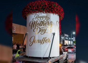 VIDEO: Regalan a mamá ramo buchón gigante de 4 mil rosas y 3 metros de altura