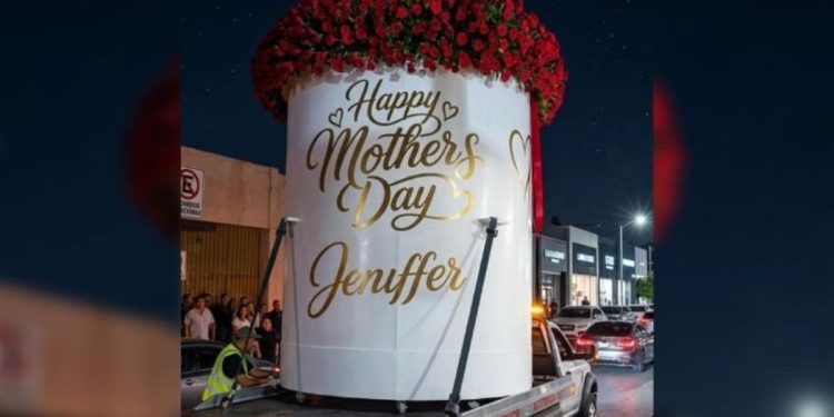 VIDEO: Regalan a mamá ramo buchón gigante de 4 mil rosas y 3 metros de altura