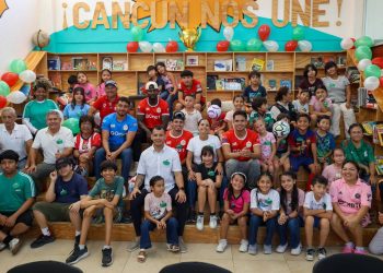 Ana Paty Peralta convive con niños del Curso de Primavera en la Biblioteca “De la boca bota y el pie rebota”
