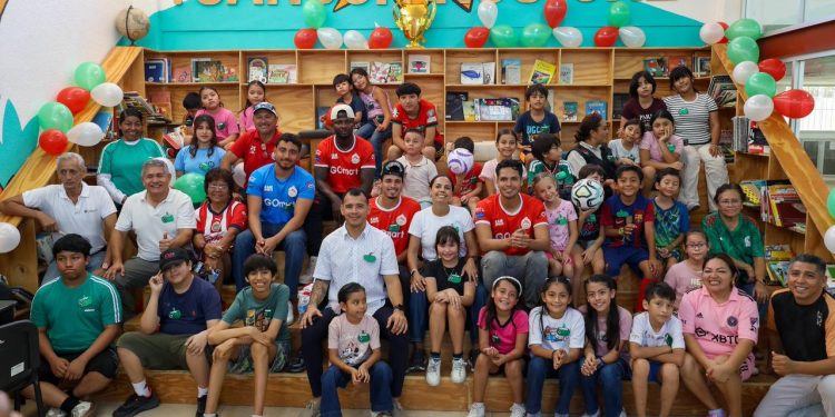 Ana Paty Peralta convive con niños del Curso de Primavera en la Biblioteca “De la boca bota y el pie rebota”