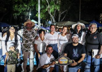 Ana Paty Peralta, inauguró la segunda edición del Campeonato Municipal de Lucha Libre