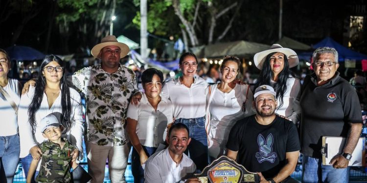 Ana Paty Peralta, inauguró la segunda edición del Campeonato Municipal de Lucha Libre