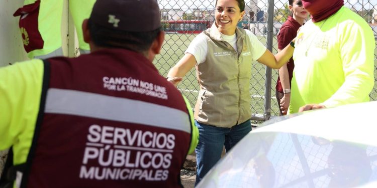 Ana Paty Peralta, al hacer un recorrido para constatar diferentes acciones emprendidas en la Supermanzana 260