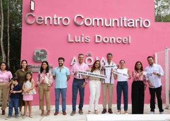 Ana Paty Peralta y la gobernadora, Mara Lezama, develaron la placa inaugural del Centro Comunitario “Luis Doncel”, ubicado en el fraccionamiento “Alôja” en la Supermanzana 246