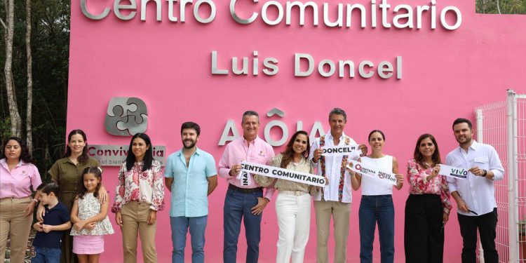 Ana Paty Peralta y la gobernadora, Mara Lezama, develaron la placa inaugural del Centro Comunitario “Luis Doncel”, ubicado en el fraccionamiento “Alôja” en la Supermanzana 246
