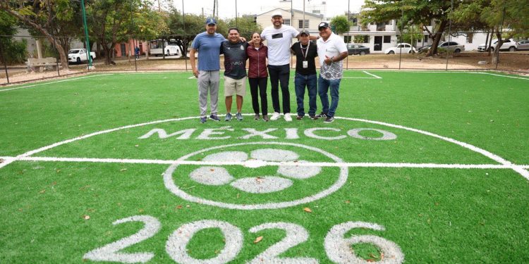 Ana Paty Peralta, supervisa los espacios deportivos ubicados en las Supermanzanas 29, 200 y 228 de Cancún