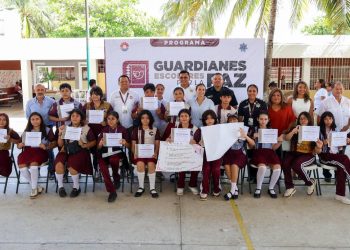 Ana Paty Peralta tomó la protesta a 209 alumnos del programa “Guardianes escolares por la paz” de 6 secundarias en Cancún