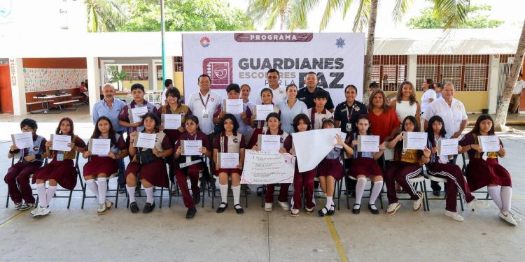 Ana Paty Peralta tomó la protesta a 209 alumnos del programa “Guardianes escolares por la paz” de 6 secundarias en Cancún