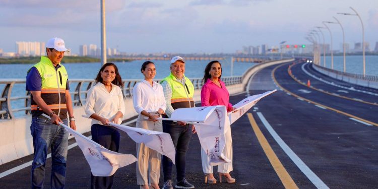 Ana Paty Peralta, y la gobernadora Mara Lezama, realizaron el banderazo para la apertura al arroyo vehicular en el Puente Vehicular Nichupté