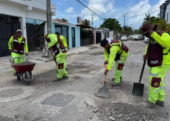 Dirección General de Servicios Públicos realiza el mantenimiento y rehabilitación de vialidades en la Supermanzana 93 de Cancún