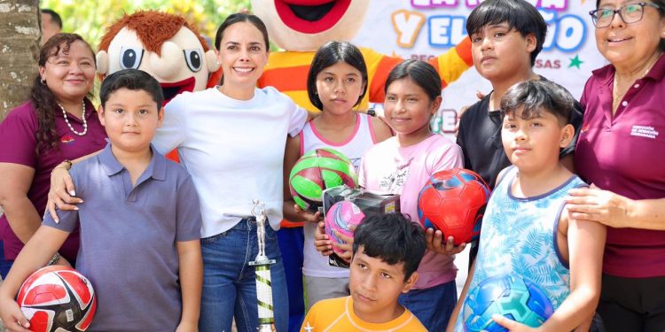 Ana Paty Peralta celebra el Día de la Niña y el Niño en la colonia “Las Pencas” en Cancún