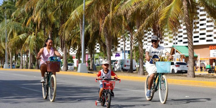 Realizan una edición más de “Paseo Cancunense” en Malecón Tajamar de Cancún