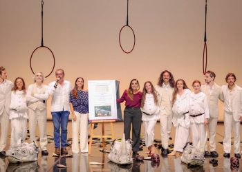 Develan la placa de la obra “Titizé: A Venetian Dream”, a cargo de la compañía suiza Finzi Pasca