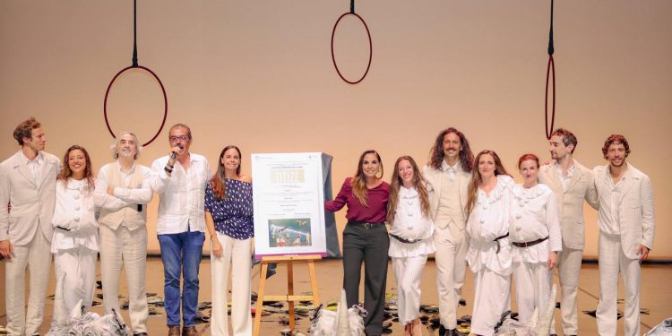 Develan la placa de la obra “Titizé: A Venetian Dream”, a cargo de la compañía suiza Finzi Pasca