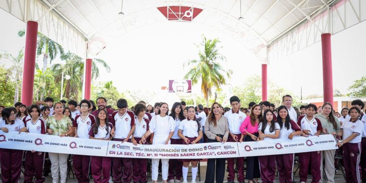 Ana Paty Peralta, atestiguó la inauguración de un domo en la Secundaria Técnica número 11 “Moisés Sáenz Garza”