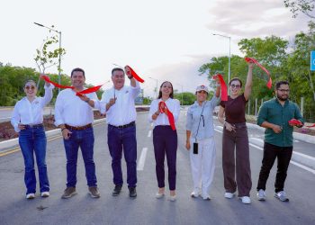 Ana Paty Peralta, realizó el corte de listón de apertura de la avenida 127, con avenida Huayacán