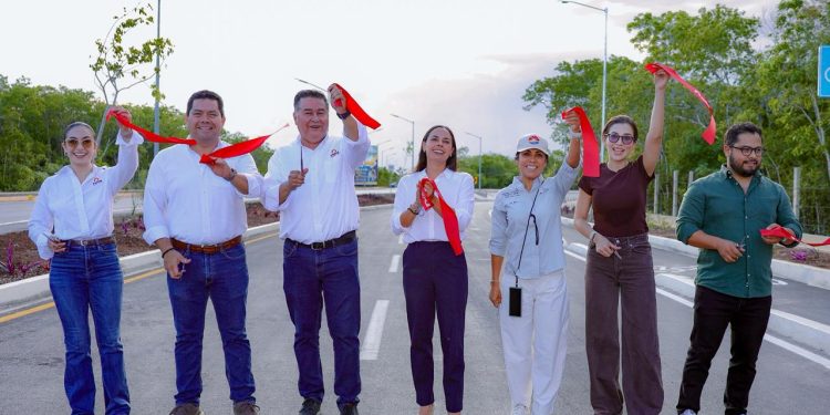 Ana Paty Peralta, realizó el corte de listón de apertura de la avenida 127, con avenida Huayacán