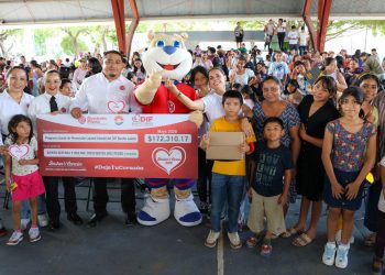 Ana Paty Peralta, entrega donativo de la campaña Boston’s Cares al programa de Prevención del Trabajo Infantil del DIF Benito Juárez
