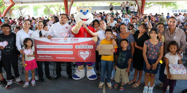 Ana Paty Peralta, entrega donativo de la campaña Boston’s Cares al programa de Prevención del Trabajo Infantil del DIF Benito Juárez