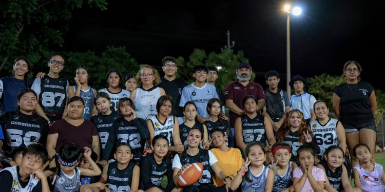 Ana Paty Peralta enciende las nuevas luminarias del Campo de Tocho Bandera “Corsarios” en Cancún