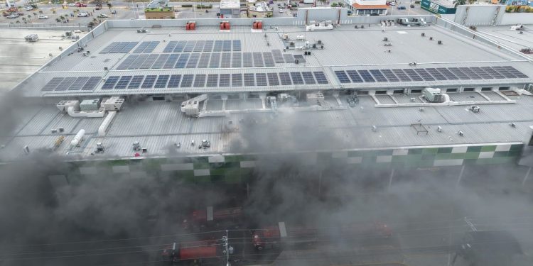 Atienden incendio en Mi Plaza Héroes en Cancún