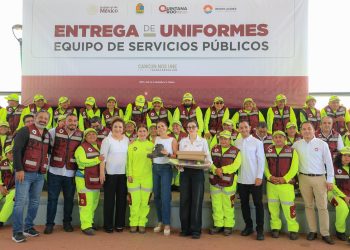 Ana Paty Peralta, entregó uniformes a trabajadores de la Dirección General de Servicios Públicos Municipales
