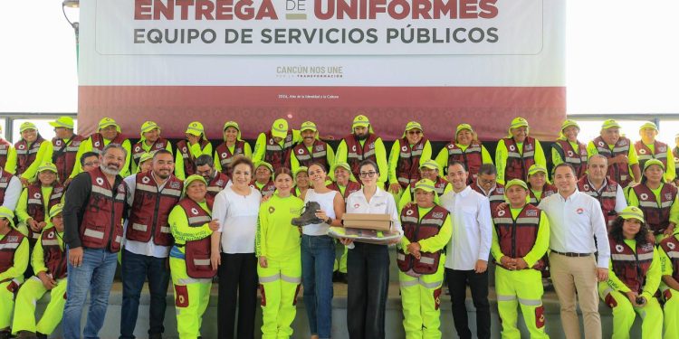 Ana Paty Peralta, entregó uniformes a trabajadores de la Dirección General de Servicios Públicos Municipales