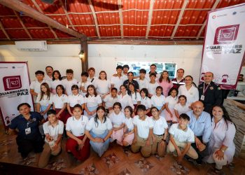 Ana Paty Peralta, convivió con los “Guardianes Escolares por la Paz” de la Escuela Secundaria General 14 “Los Corales”