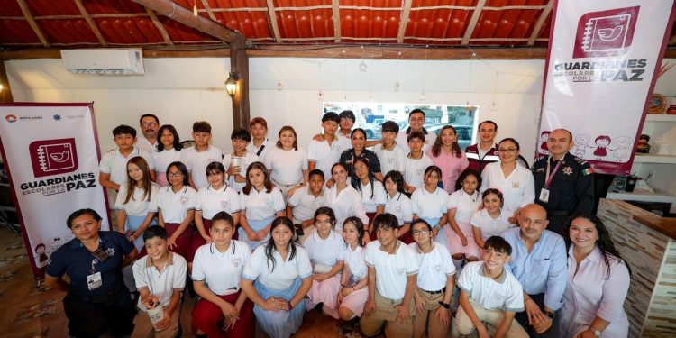 Ana Paty Peralta, convivió con los “Guardianes Escolares por la Paz” de la Escuela Secundaria General 14 “Los Corales”