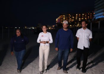 Ana Paty Peralta, participó en la instalación del corral de protección para tortugas en Playa Delfines