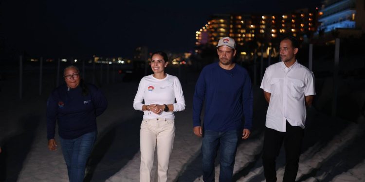 Ana Paty Peralta, participó en la instalación del corral de protección para tortugas en Playa Delfines