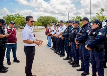 Realizan operativo para el retiro de vehículos estacionados de manera indebida sobre el camellón central del Parque de la Equidad