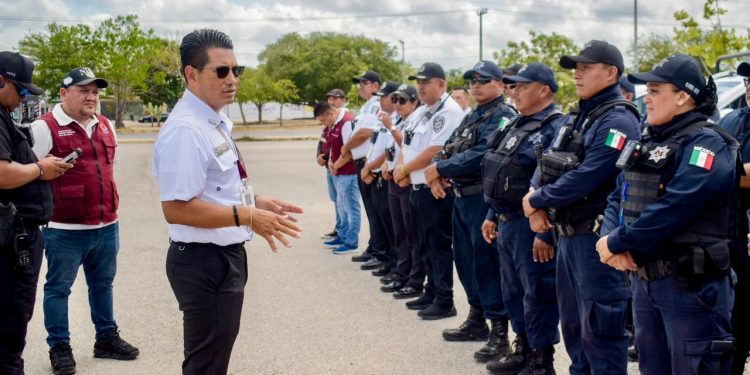 Realizan operativo para el retiro de vehículos estacionados de manera indebida sobre el camellón central del Parque de la Equidad