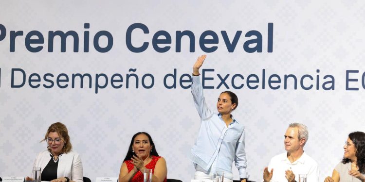 Ana Paty Peralta, atestiguó la ceremonia al Premio CENEVAL al Desempeño de Excelencia EGEL